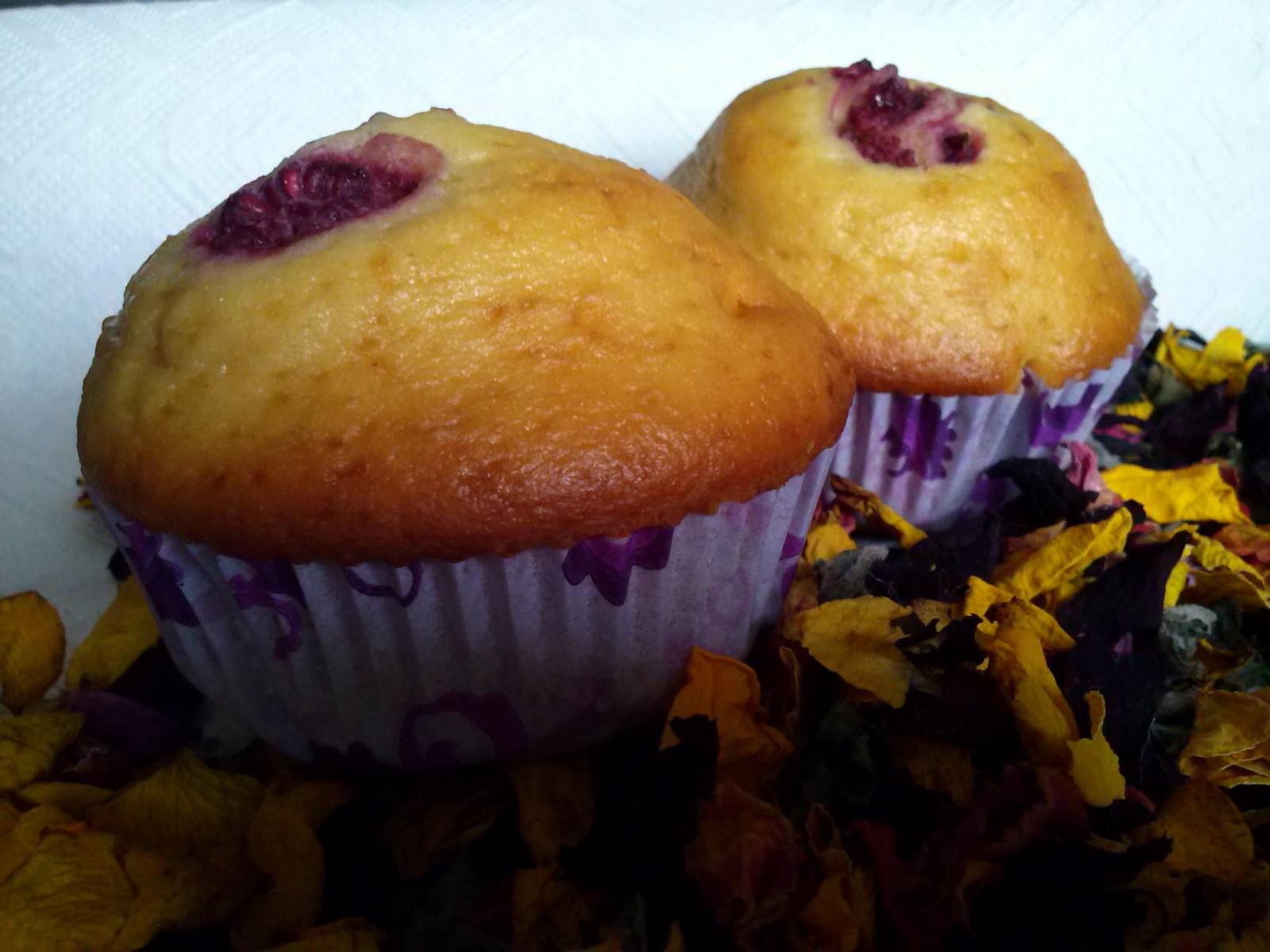 {Kuchenjunkie}: Marzipan-Muffins mit Himbeeren